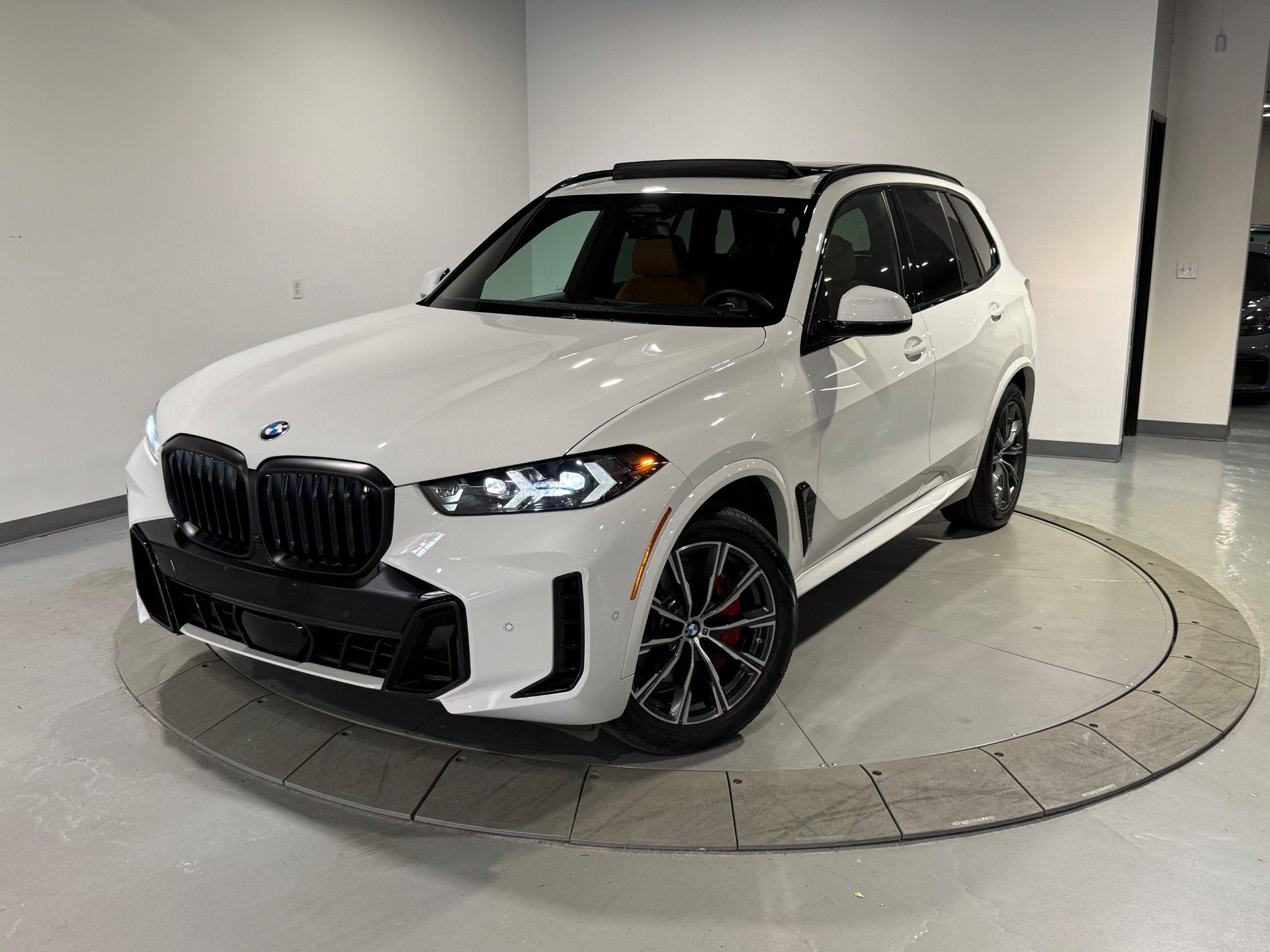 Used 2026 BMW X5 xDrive40i w/ M Sport Package AWD/4WD image 4