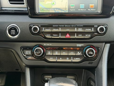 Used 2018 Kia Niro EX w/ EX Premium Package FWD image 29