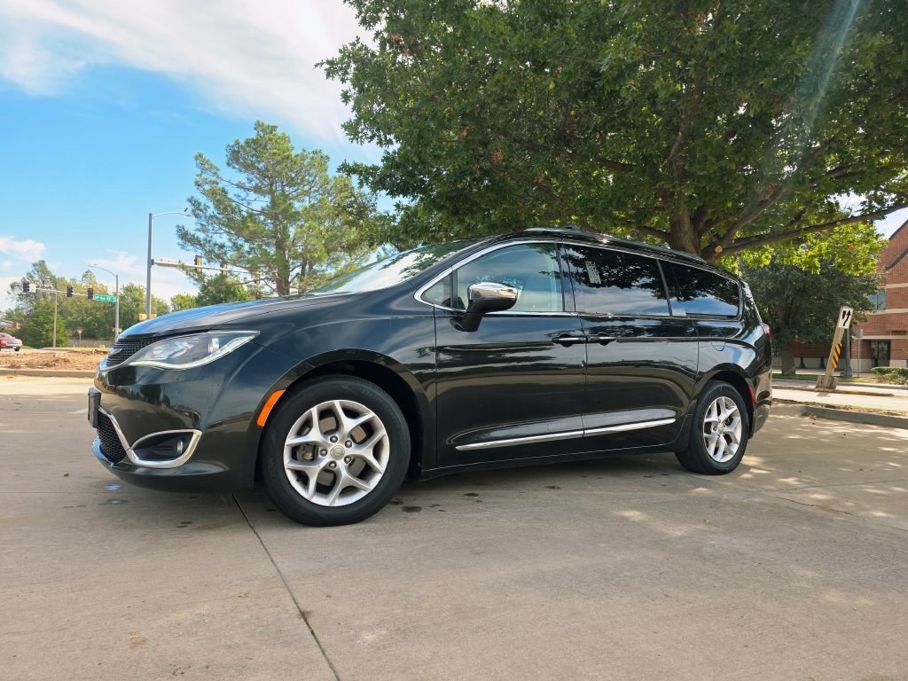 Used 2020 Chrysler Pacifica Limited FWD image 1