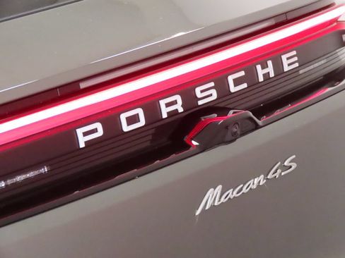 Certified 2025 Porsche Macan 4S Electric AWD/4WD image 12