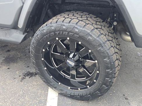 Used 2020 Jeep Gladiator Overland image 15