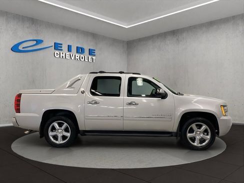 Used 2013 Chevrolet Avalanche LTZ image 2