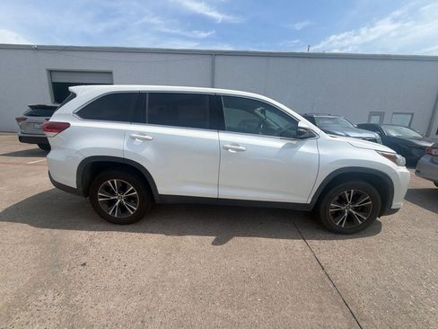 Used 2019 Toyota Highlander Plus FWD image 4
