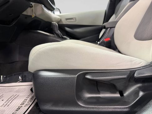 Used 2022 Toyota Corolla LE image 39
