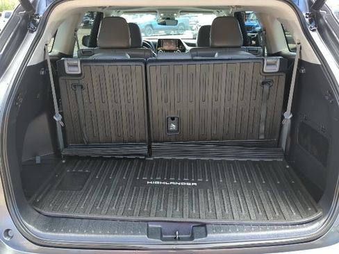 Used 2022 Toyota Highlander XLE AWD/4WD image 25