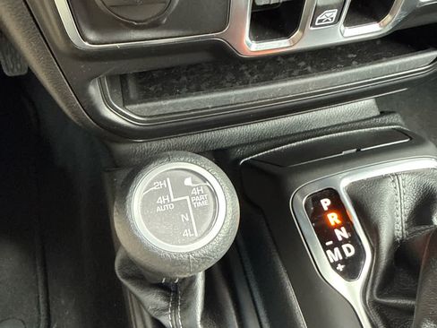 Used 2025 Jeep Wrangler Unlimited Sahara AWD/4WD image 19
