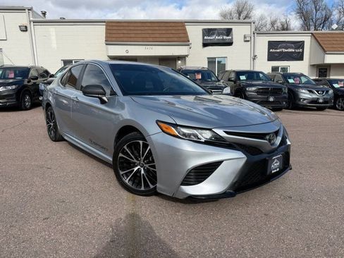Used 2018 Toyota Camry SE image 1