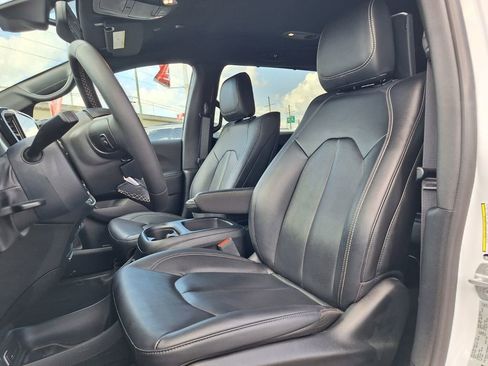 Used 2025 Chrysler Pacifica Select w/ Uconnect Theater Family Group AWD/4WD image 23