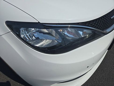 Used 2021 Chrysler Voyager Lxi image 30