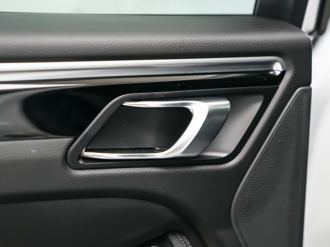 Certified 2024 Porsche Macan AWD/4WD image 14