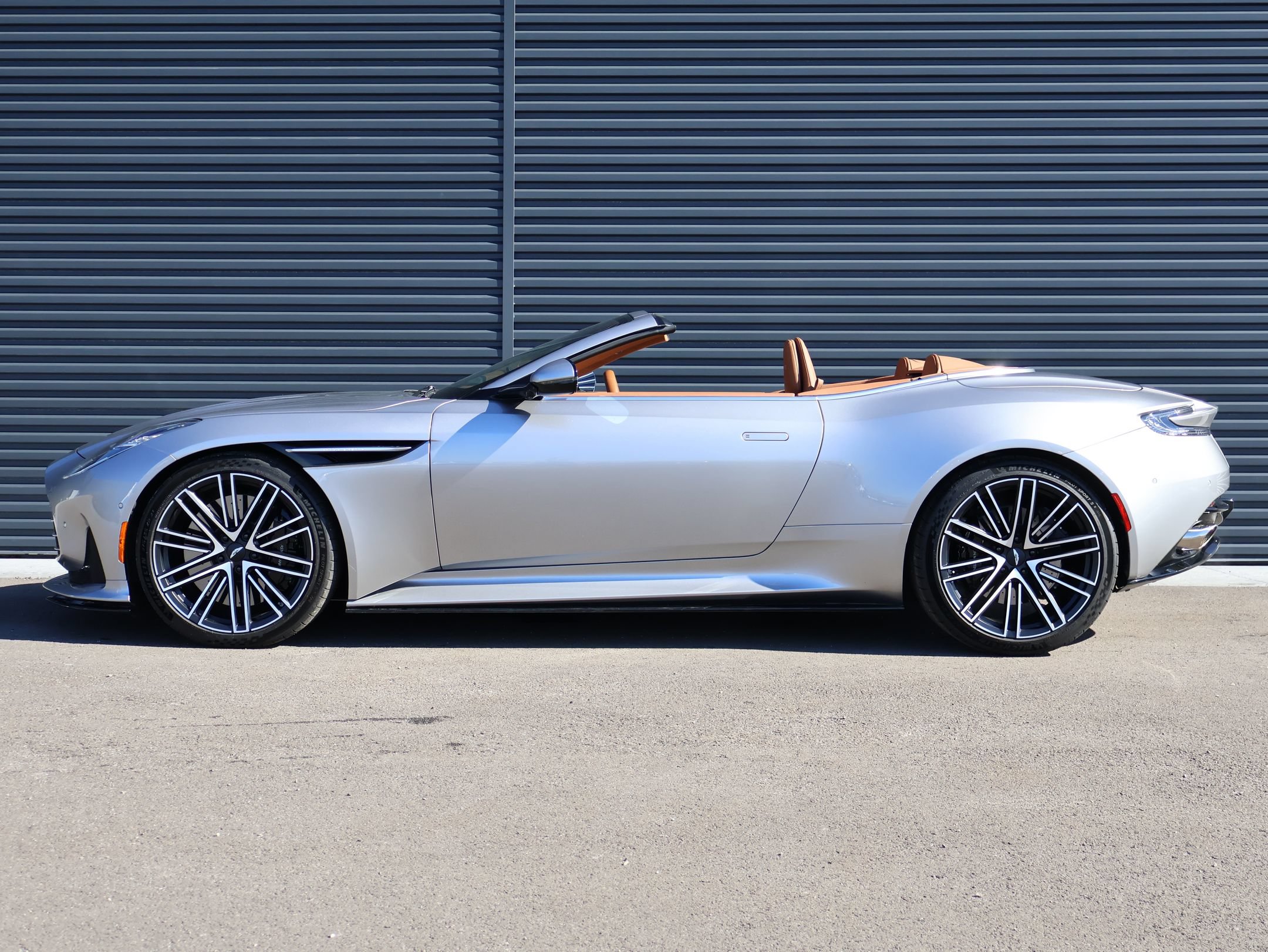 Used 2024 Aston Martin DB12 Convertible RWD image 29