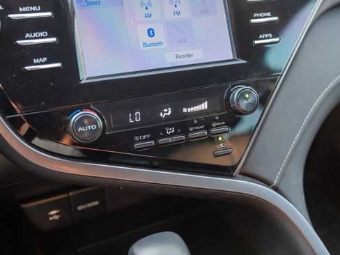 Used 2019 Toyota Camry SE FWD image 16