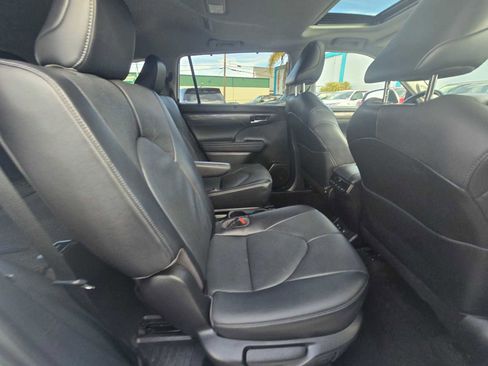 Used 2023 Toyota Highlander Limited image 14