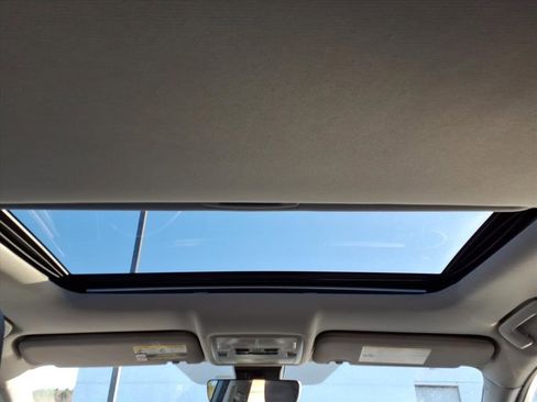 Used 2017 Toyota Highlander Limited image 12