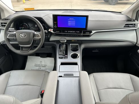 Certified 2025 Toyota Sienna XLE FWD image 20
