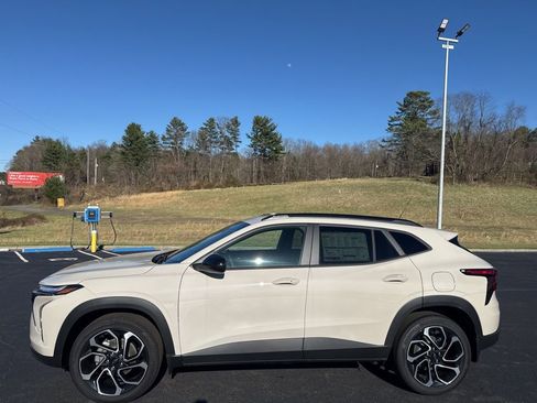 New 2026 Chevrolet Trax RS w/ Sunroof Package image 4
