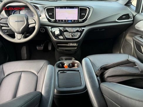 Used 2024 Chrysler Pacifica Limited FWD image 16