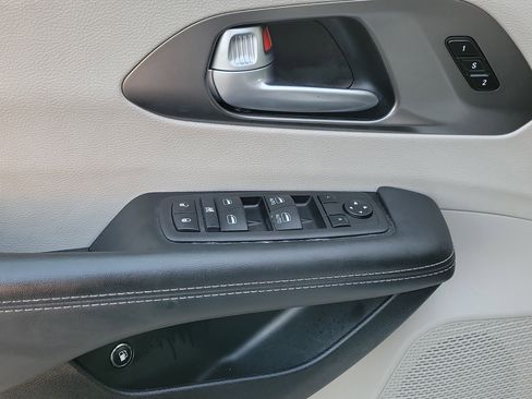 Used 2024 Chrysler Pacifica Limited FWD image 15