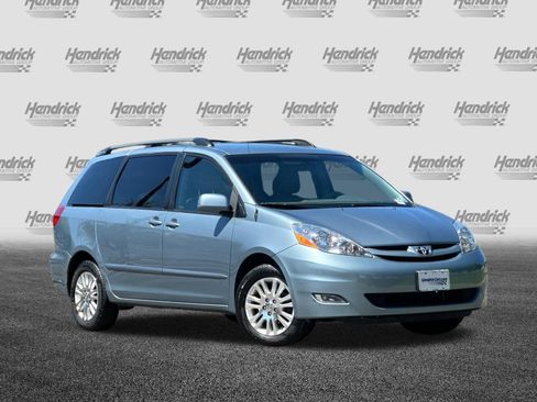 Used 2010 Toyota Sienna XLE FWD image 2