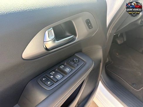 New 2026 Chrysler Pacifica Select image 10