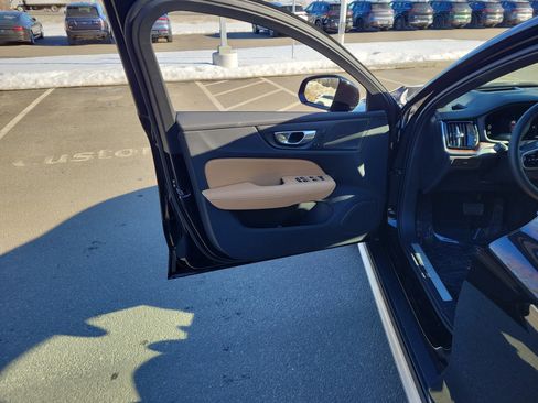 Used 2024 Volvo V60 B5 Cross Country Ultimate image 17