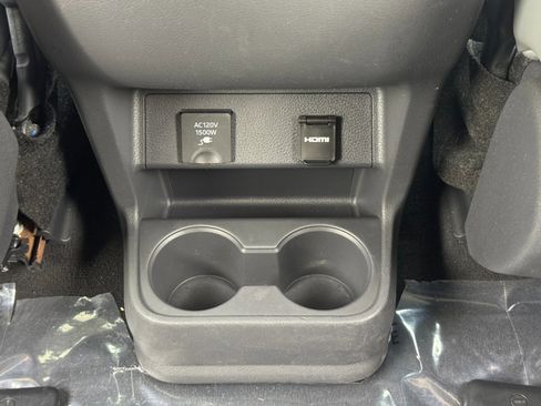 Used 2021 Toyota Sienna Limited image 36