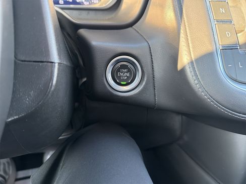 Used 2023 Chevrolet Suburban Z71 w/ Luxury Package image 16