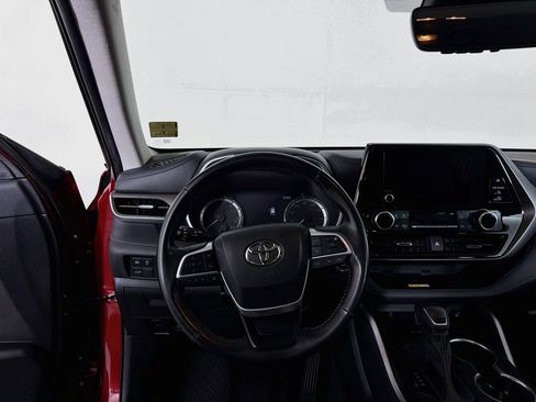 Used 2023 Toyota Highlander XLE AWD/4WD image 20