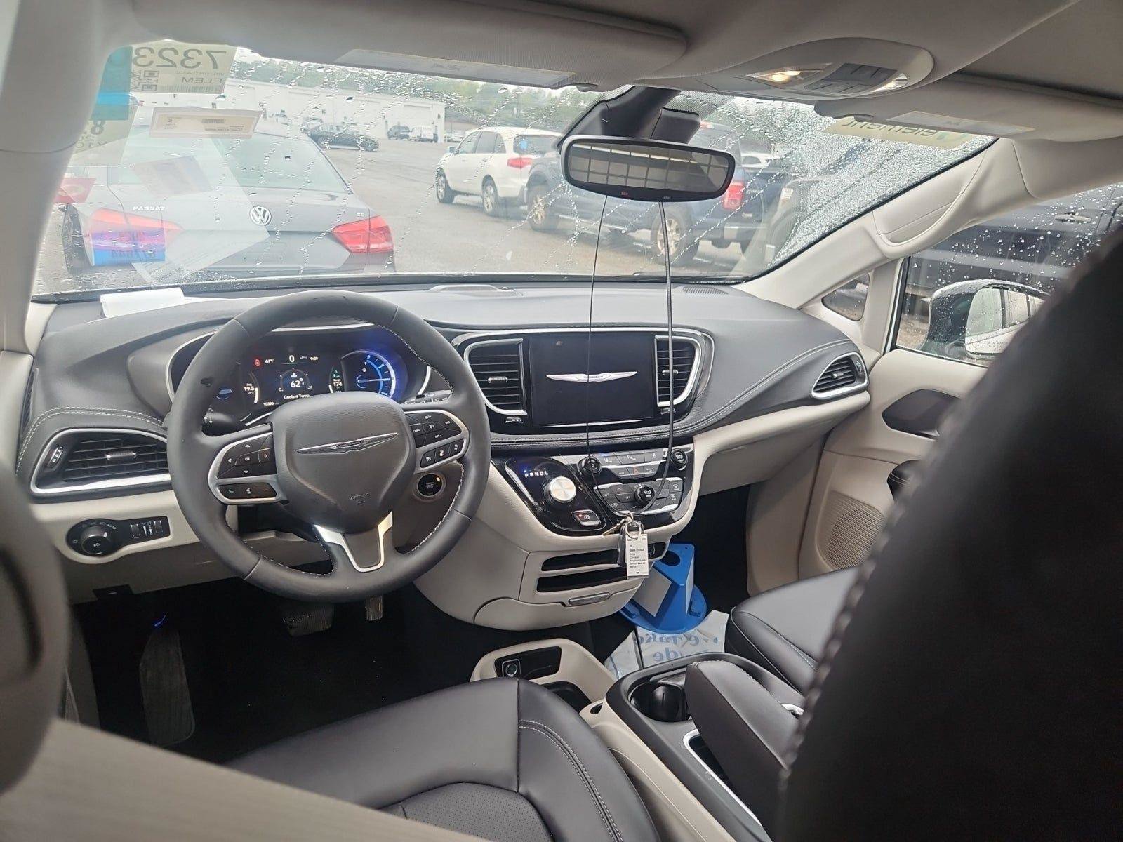 Used 2024 Chrysler Pacifica Limited FWD image 7