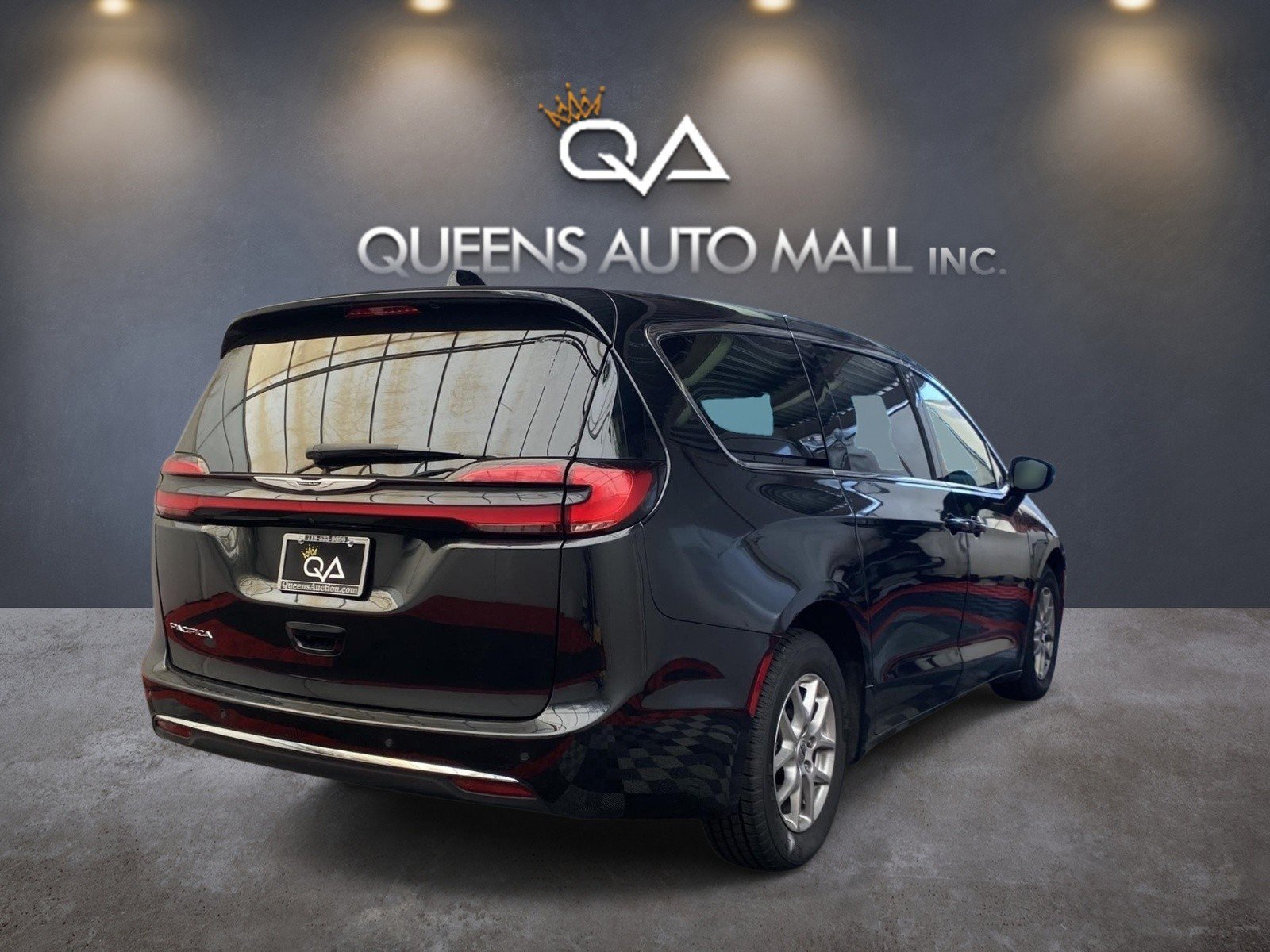 Used 2024 Chrysler Pacifica Touring-L FWD image 6