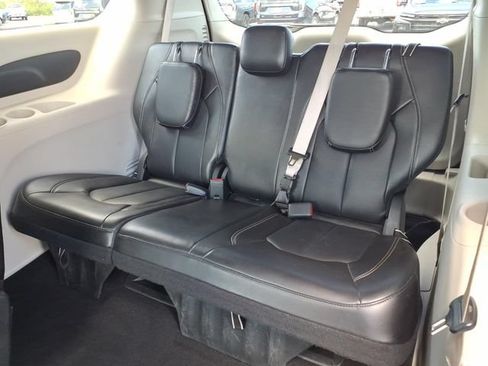 Used 2024 Chrysler Pacifica Touring-L FWD image 20
