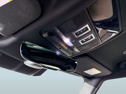 Used 2023 Land Rover Defender 110 X-Dynamic SE image 19