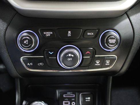 Used 2015 Jeep Cherokee Latitude AWD/4WD image 13