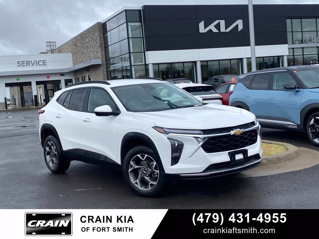 Used 2025 Chevrolet Trax LT FWD image 1