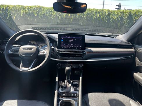 Used 2025 Jeep Compass Trailhawk image 32