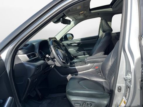 Certified 2025 Toyota Highlander XLE image 11