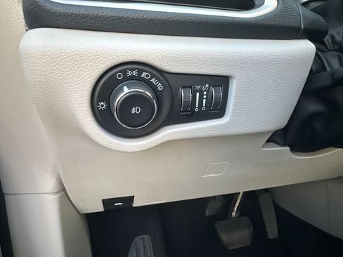 Used 2023 Chrysler Pacifica Touring-L FWD image 8