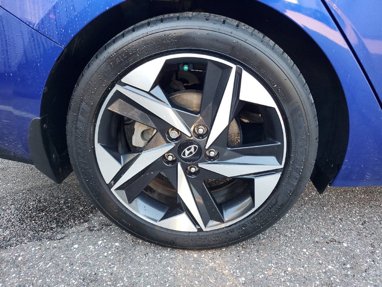 Used 2023 Hyundai Elantra Limited FWD image 5