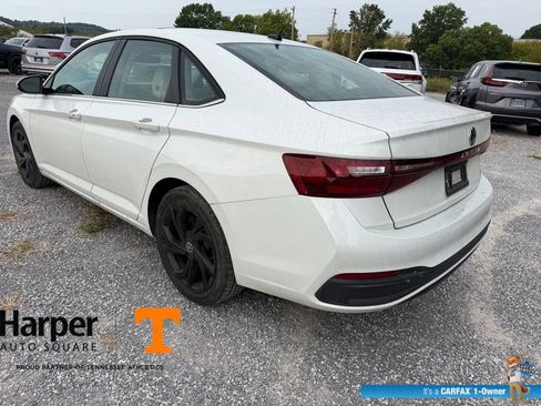 Used 2025 Volkswagen Jetta SE w/ Sunroof Package FWD image 3
