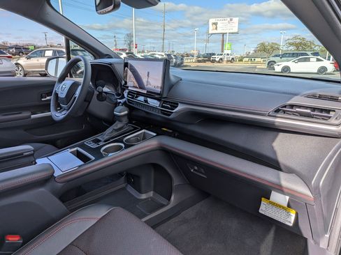 Used 2025 Toyota Sienna XSE w/ XSE Premium Package image 27