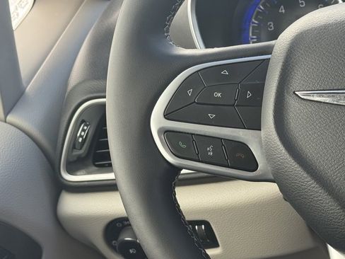Used 2024 Chrysler Pacifica Touring-L image 16