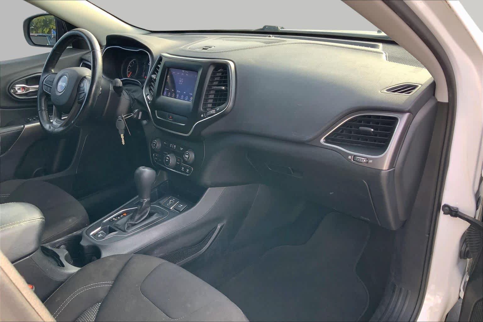 Used 2019 Jeep Cherokee Latitude w/ Cold Weather Group FWD image 17