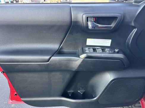 Used 2017 Toyota Tacoma TRD Off-Road image 17