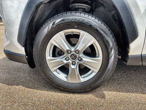 Used 2019 Toyota RAV4 XLE AWD/4WD image 14