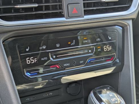 Used 2025 Volkswagen Taos SE w/ Panoramic Sunroof Package AWD/4WD image 19