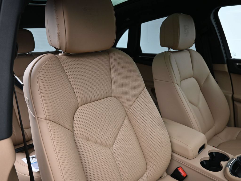 Certified 2025 Porsche Macan AWD/4WD image 19
