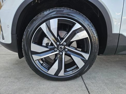 Certified 2024 Volvo XC40 B5 Ultimate w/ Protection Package Premier AWD/4WD image 9