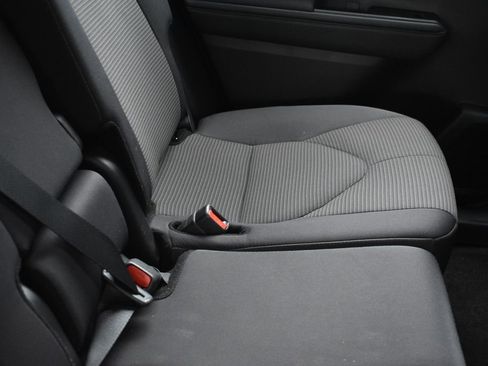 Used 2025 Toyota Highlander LE FWD image 29