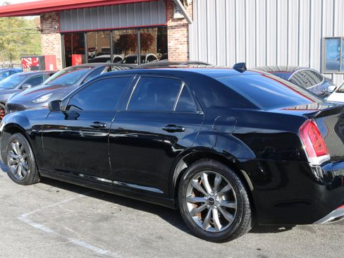 Used 2019 Chrysler 300 S image 6