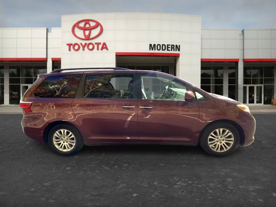 Used 2017 Toyota Sienna XLE w/ XLE Navigation Package FWD image 4